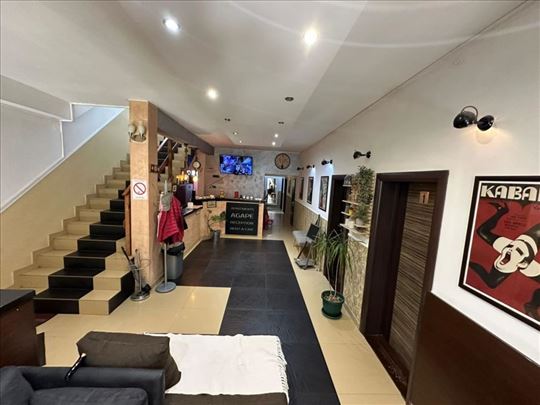 Izdaje se poslovna zgrada na Karaburmi ID#2264