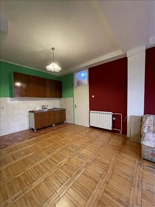 Izdaje se stan/poslovni prostor na odličnoj lokaci