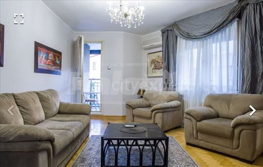 Izdajem dvosoban stan na Vračaru,Krunski venac