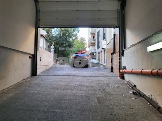 Izdajem garažu Krfska 21