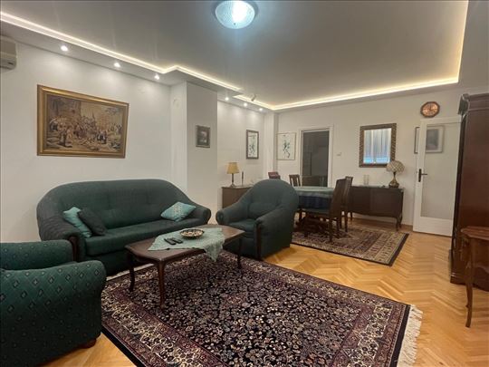 Odličan renoviran 3.0 stan u Sarajevskoj