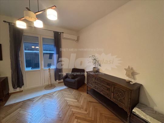 Osunčan i ušuškan dvostrani salonac Lipov Lad