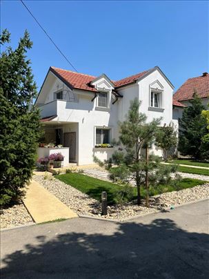 Porodična kuća u mirnom delu Beograda, okružena ze