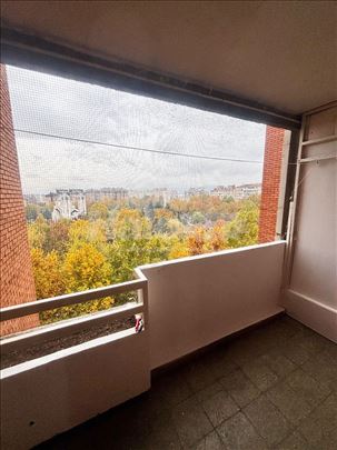 Prazan dvosoban stan park Sv Save