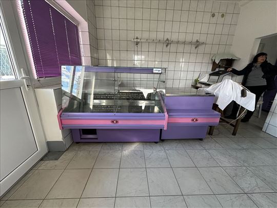 Rashladna vitrina i pult za novac i kasu