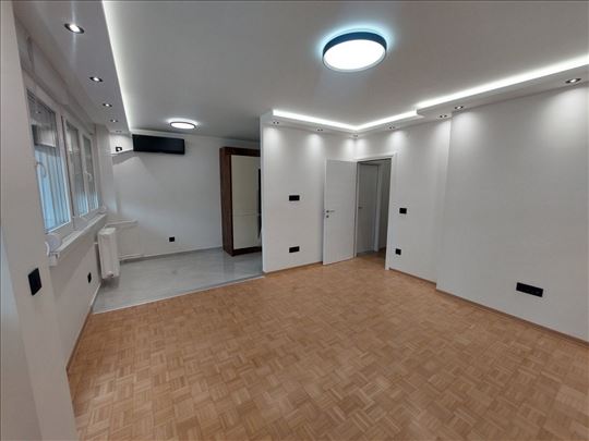 Blok 21,kompletno renoviran,odmah useljiv,sve novo