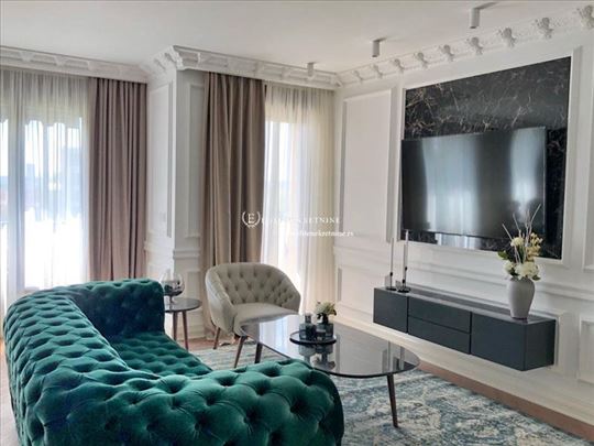 Cena sa troskovima,trosoban lux stan,garaza