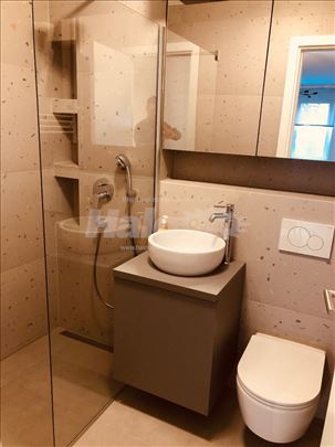 Dunavski kej, retko u ponudi, hitno