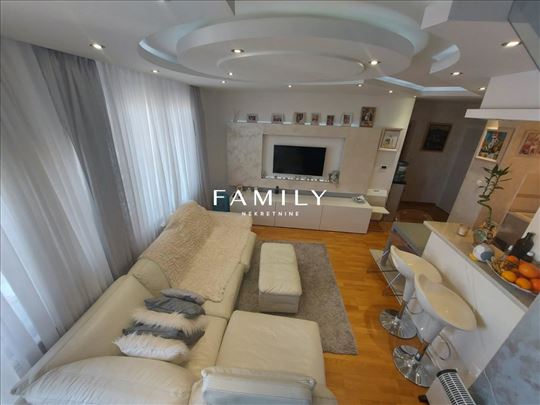 FantastiČan Četvorosoban Stan Sa Pogledom Na Ceo N