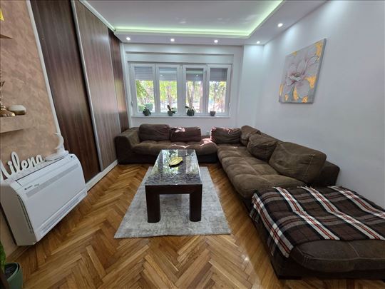 Ful namešten trosoban stan