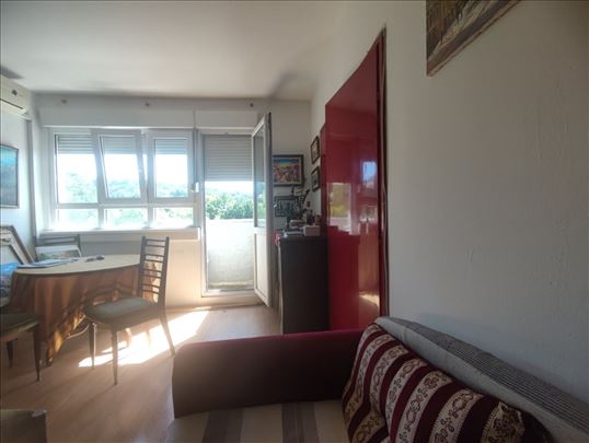 Funkcionalan jednoiposoban stan sa terasom