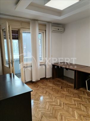 Izdaje se odličan dvosoban stan u cenru, 52m2