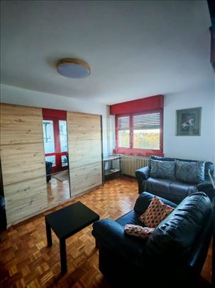 Izdaje se stan, Banjica – soliter kod pijace, 55 m