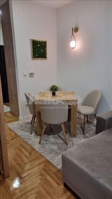 Izdajem dvosoban stan u samom centru Indjije