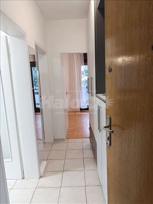 Izdajem namešten dvosoban stan 55 m2 u Novom Sadu