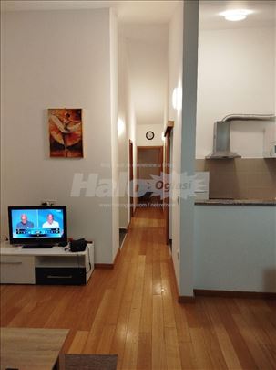 Izdajem trosoban namešten stan