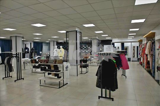 Izdavanje lokala 400m2 sa parkingom, Novi Sad