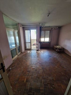 Lep trosoban stan za renoviranje