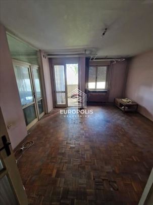 Lep trosoban stan za renoviranje ID#8559