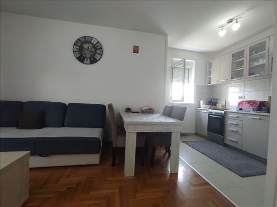 Na prodaju kompletno namešten stan u Vrnjačkoj Ban