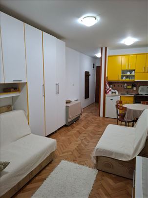 Na prodaju opremljena garsonjera – prizemlje sa te