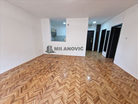 Nenamešten trosoban stan