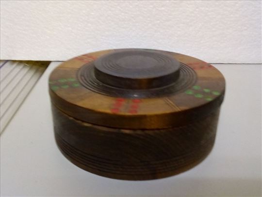 Okrugla drvena kutijica sa poklopcem za igle i sl-