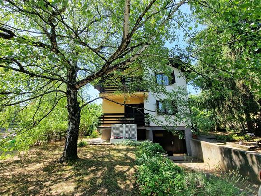 Porodična kuća sa svim stvarima