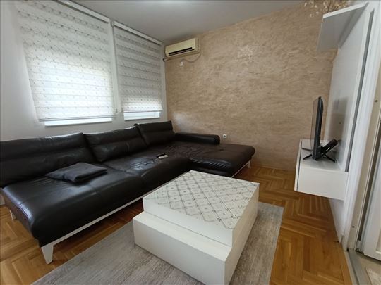 Prelep dvoiposoban stan na Podbari