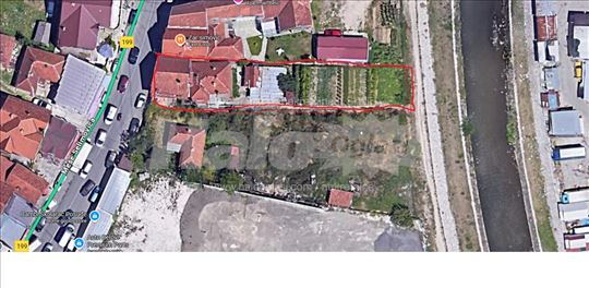 Prodajem plac sa dve kuće, 7 ari