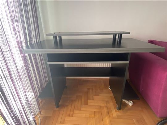 radni kompjuterski sto