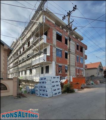 Stan,novogradnja,Novi Banovci,autoput blizu,034-26