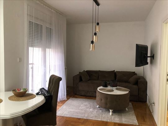 Stan od 74m2 podeljen na dve stambene jedinice