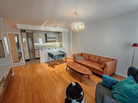 A blok, Luksuzan stan sa garažom