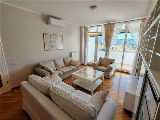 Blok 22, renoviran dvosoban stan sa garažom-boks