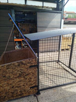 Boksevi i kućice za pse