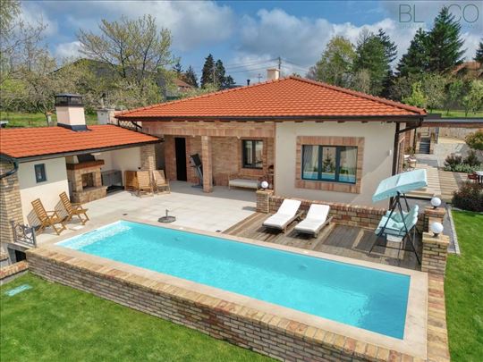 Fantastična kuća sa bazenom