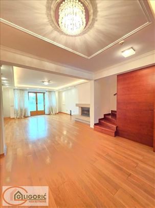 Filmski grad-Kuća sa dvorištem