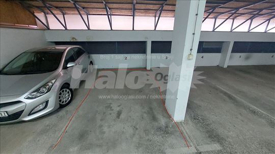 Garaža u Vojvode Stepe - izmedju maxi-ija i crkve