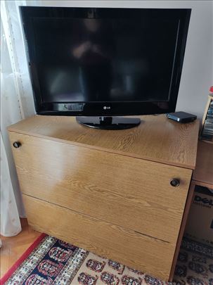 Komoda za posteljinu sa otvaranjem vrata na kant