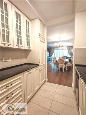 Luksuzan trosoban sa garažnim mestom