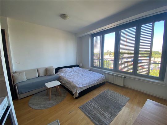 Lux garsonjera u strogom centru grada, nameštena