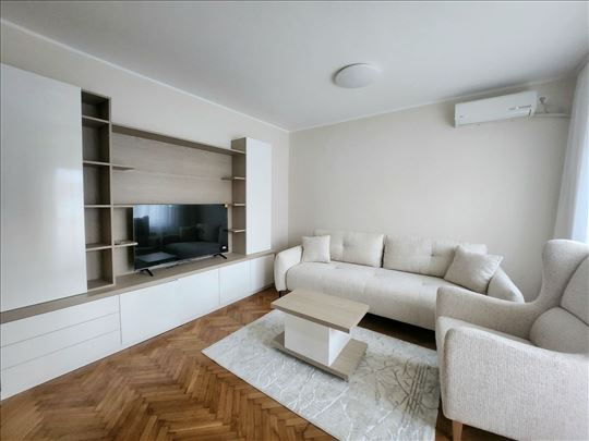 LUX renovoran, sve NOVO, prvo izdavanje