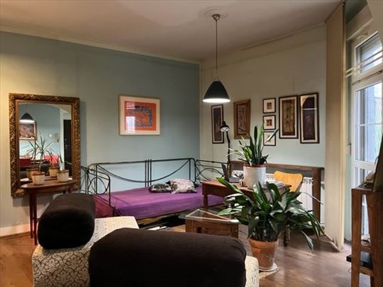 Mali salonski stan u Dalmatinskoj