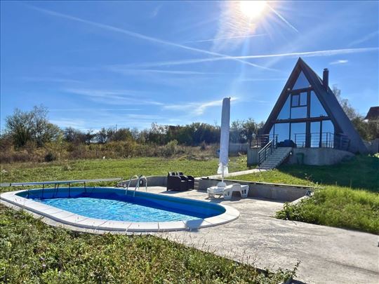 Moderna A frame kuća sa bazenom