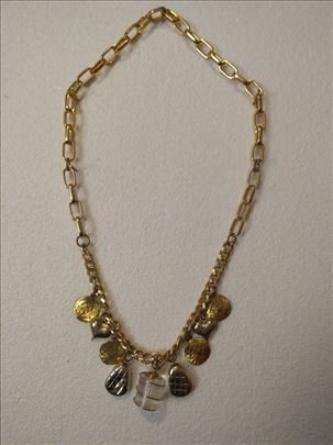 nova interesantna ogrlica boje zlata sa privescima