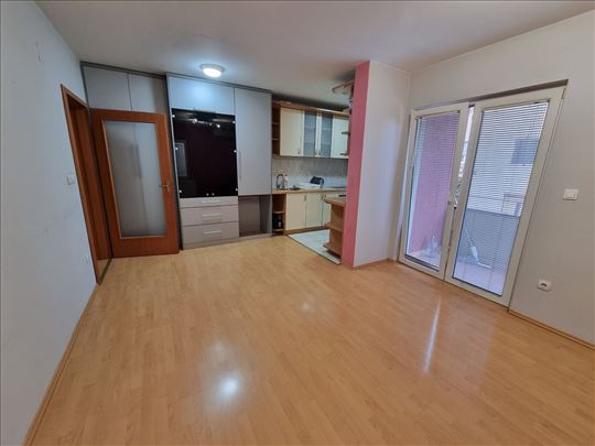 Polunamešten stan u centru