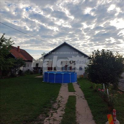 Prodaja porodične kuće u Jakovu