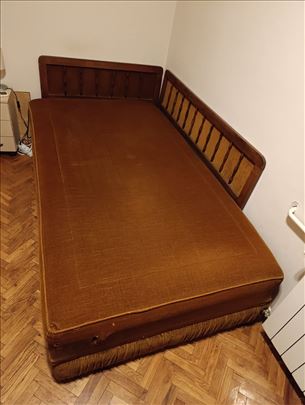 prodajem francuski ležaj sa kutijom za posteljinu