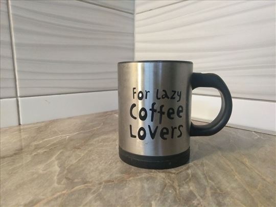 Šolja koja sadrži mutilicu za nes kafu